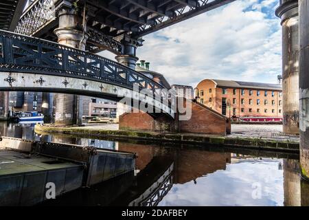 Eine Fußgängerbrücke, eine Eisenbahnbrücke und die Y.H.A am Castlefields Kanalbecken, zentral manchester Stockfoto