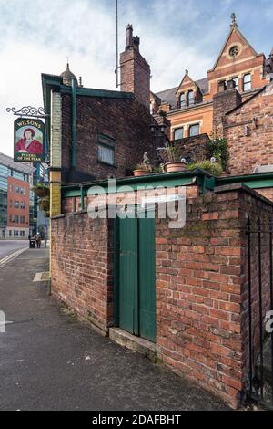 Die Rückseite des Peveril of the Peak Public House, Manchester zeigt das Pub-Schild und den Dachgarten Stockfoto