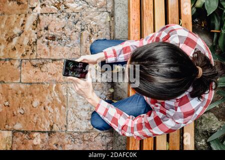 Schöner Mann, der ein Selfie im Freien mit einem cenitalen Blick Stockfoto