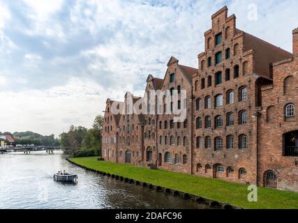 Der Salzspeicher, in Lübeck, Norddeutschland. Sechs historische Backsteingebäude am Upper Trave River neben dem Holstentor. Stockfoto