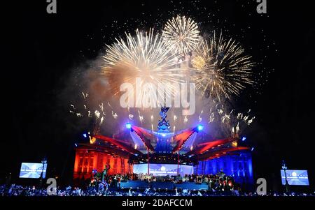 Datei Foto vom 04/06/12 von Feuerwerk über Buckingham Palace während des Diamond Jubilee Concert. Stockfoto
