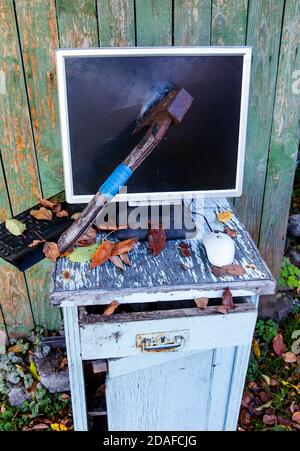 Axe in einem Computerbildmonitor auf den alten Planken Hintergrund im Freien Stockfoto