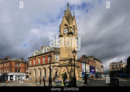 Uhrturm und Musgrave Monument, Marktplatz, Penrith Stadt, Cumbria, England, Großbritannien Stockfoto