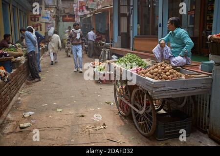 Varanasi, Indien, Dezember 2015. Straßenobstverkäufer. Stockfoto