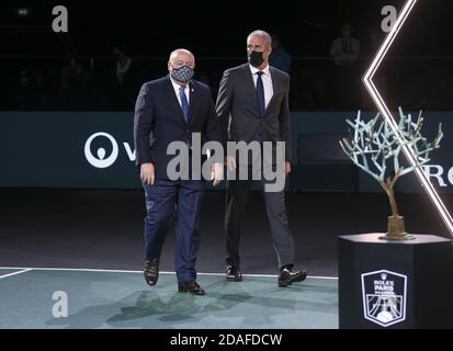 Präsident des französischen Tennisverbands FFT Bernard Giudicelli und Direktor Der Rolex Paris Masters Guy vergessen während der Trophäe Zeremonie der Me P Stockfoto