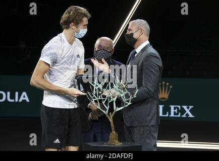 Alexander Zverev aus Deutschland, Präsident des französischen Tennisverbands FFT Bernard Giudicelli und Direktor der Rolex Paris Masters Guy Forget während P Stockfoto