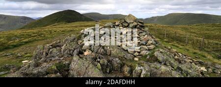 Der Gipfel Cairn of Yoke Fell, Hartsop Valley, Kirkstone Pass, Lake District National Park, Cumbria, England, UK Yoke Fell ist einer der 214 Wainwrigh Stockfoto