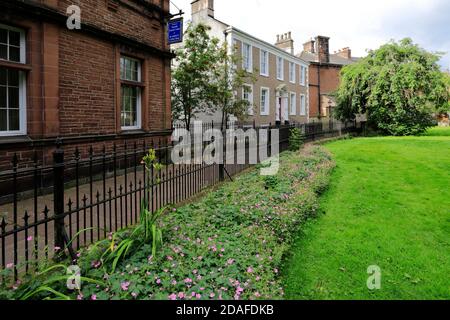 Architektur und Geschäfte in St Andrews Centre, St Andrews Church, Penrith town, Cumbria, England, UK Stockfoto