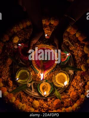 Blick von oben auf die Lichter für das Festival von Diwali In einem kreisförmigen Muster Stockfoto