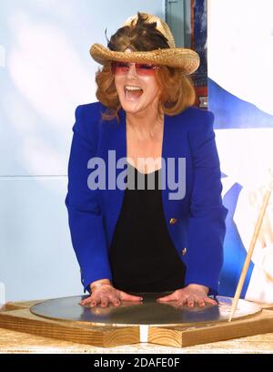 Miami Beach, FL 12-11-2001 Ann-Margret wird in den Walk of Stars des Jackie Gleason Theaters aufgenommen. Foto von Adam Scull/PHOTOlink Stockfoto