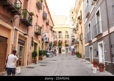 CAGLIARI, SARDINIEN, ITALIEN - 2. SEPTEMBER 2019: Straßen der Altstadt von Cagliari Stockfoto