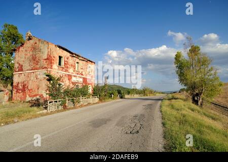 Italien, Basilicata, State Road 103, Casa Cantoniera, verlassenes Landhaus Stockfoto