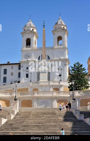 Italien, Rom, Piazza di Spagna, Spanische Treppe und Kirche Trinità dei Monti Stockfoto