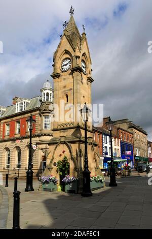 Uhrturm und Musgrave Monument, Marktplatz, Penrith Stadt, Cumbria, England, Großbritannien Stockfoto