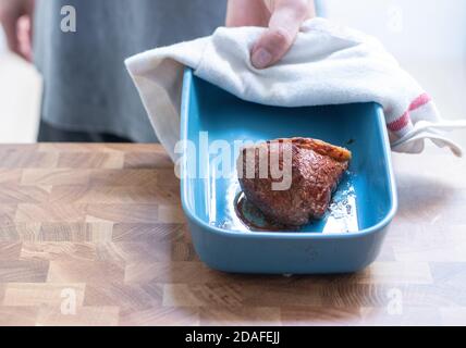 Koch mit einem Teller Picanha Stockfoto