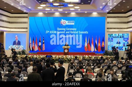 Hanoi, Vietnam. November 2020. Der vietnamesische Premierminister Nguyen Xuan Phuc hält am 12. November 2020 eine Rede bei der Eröffnungszeremonie des 37. ASEAN-Gipfels und der damit verbundenen Gipfeltreffen in Hanoi, Vietnam. Die Association of Southeast Asian Nations (ASEAN) eröffnete am Donnerstag ihren 37. Gipfel unter dem Vorsitz Vietnams mittels Videokonferenz, mit Schwerpunkt auf der Erholung von COVID-19 und der Rolle des Blocks in der Welt nach der Pandemie. Der 37. ASEAN-Gipfel und die damit verbundenen Gipfeltreffen umfassen über 20 hochrangige Veranstaltungen und sind für den 12. Und 15. November geplant. Kredit: VNA/Xinhua/Alamy Live Nachrichten Stockfoto