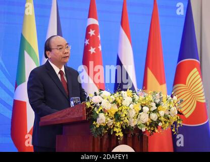 Hanoi, Vietnam. November 2020. Der vietnamesische Premierminister Nguyen Xuan Phuc hält am 12. November 2020 eine Rede bei der Eröffnungszeremonie des 37. ASEAN-Gipfels und der damit verbundenen Gipfeltreffen in Hanoi, Vietnam. Die Association of Southeast Asian Nations (ASEAN) eröffnete am Donnerstag ihren 37. Gipfel unter dem Vorsitz Vietnams mittels Videokonferenz, mit Schwerpunkt auf der Erholung von COVID-19 und der Rolle des Blocks in der Welt nach der Pandemie. Der 37. ASEAN-Gipfel und die damit verbundenen Gipfeltreffen umfassen über 20 hochrangige Veranstaltungen und sind für den 12. Und 15. November geplant. Kredit: VNA/Xinhua/Alamy Live Nachrichten Stockfoto