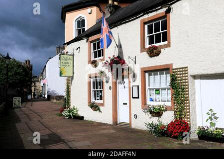 Architektur und Geschäfte in St Andrews Centre, St Andrews Church, Penrith town, Cumbria, England, UK Stockfoto