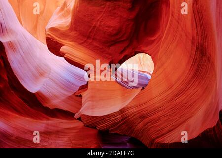 Millionen von Jahren Flash Fluten produzieren schöne, wirbelnde Muster und Farben in Sandstein slot Canyon. Lower Antelope Canyon, Page, AZ Stockfoto