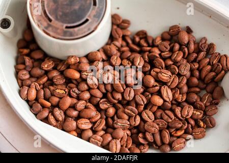 Kaffeebohnen in den Kaffeeautomat vor der Zubereitung des Kaffees. Stockfoto