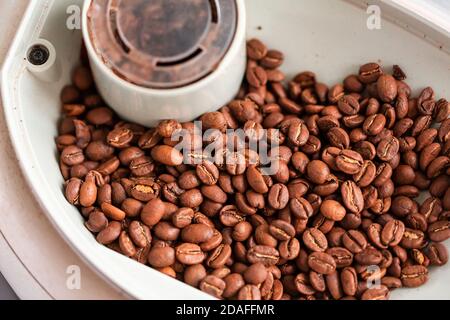 Kaffeebohnen in den Kaffeeautomat vor der Zubereitung des Kaffees. Stockfoto