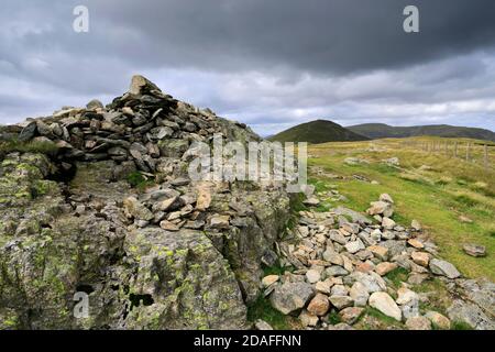 Der Gipfel Cairn of Yoke Fell, Hartsop Valley, Kirkstone Pass, Lake District National Park, Cumbria, England, UK Yoke Fell ist einer der 214 Wainwrigh Stockfoto