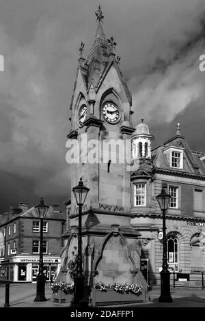 Uhrturm und Musgrave Monument, Marktplatz, Penrith Stadt, Cumbria, England, Großbritannien Stockfoto