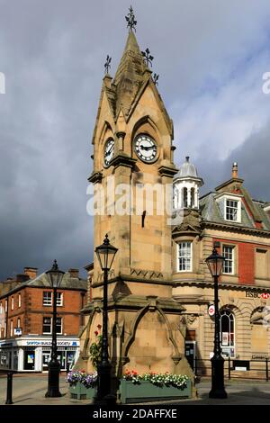 Uhrturm und Musgrave Monument, Marktplatz, Penrith Stadt, Cumbria, England, Großbritannien Stockfoto