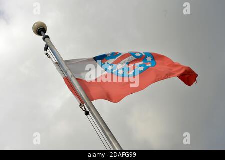 Bad Liebenstein, Deutschland. Oktober 2020. Die Flagge Thüringens fliegt über der Burg Liebenstein von Bad Liebenstein im Thüringer Wald. Seit 1998 ist es im Besitz der Stiftung Thüringer Schlösser und Gärten. Quelle: Volkmar Heinz/dpa-Zentralbild/ZB/dpa/Alamy Live News Stockfoto