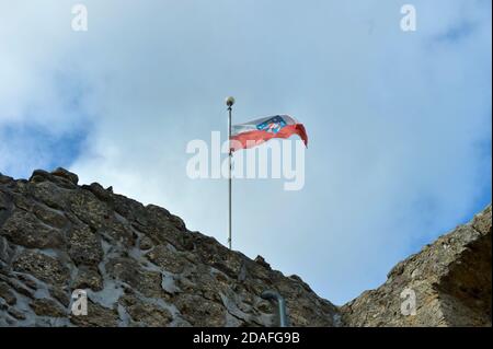 Bad Liebenstein, Deutschland. Oktober 2020. Die Flagge Thüringens fliegt über der Burg Liebenstein von Bad Liebenstein im Thüringer Wald. Seit 1998 ist es im Besitz der Stiftung Thüringer Schlösser und Gärten. Quelle: Volkmar Heinz/dpa-Zentralbild/ZB/dpa/Alamy Live News Stockfoto