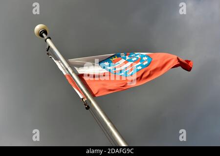 Bad Liebenstein, Deutschland. Oktober 2020. Die Flagge Thüringens fliegt über der Burg Liebenstein von Bad Liebenstein im Thüringer Wald. Seit 1998 ist es im Besitz der Stiftung Thüringer Schlösser und Gärten. Quelle: Volkmar Heinz/dpa-Zentralbild/ZB/dpa/Alamy Live News Stockfoto