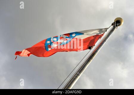 Bad Liebenstein, Deutschland. Oktober 2020. Die Flagge Thüringens fliegt über der Burg Liebenstein von Bad Liebenstein im Thüringer Wald. Seit 1998 ist es im Besitz der Stiftung Thüringer Schlösser und Gärten. Quelle: Volkmar Heinz/dpa-Zentralbild/ZB/dpa/Alamy Live News Stockfoto