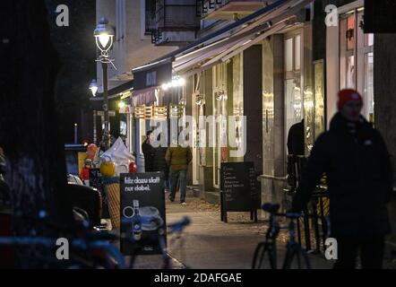 Berlin, Deutschland. November 2020. Die Menschen wandern durch die Schillerkiez. Bundes- und Landesregierungen haben eine teilweise Sperrung beschlossen. Quelle: Britta Pedersen/dpa-Zentralbild/ZB/dpa/Alamy Live News Stockfoto
