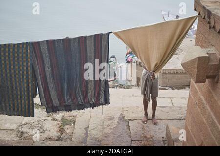 Varanasi, Indien, Dezember 2015. Kleidung hängend Trocknen in einem Ghat. Stockfoto