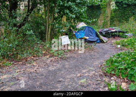 Das Pop-up-Zelt einer ehemaligen Marine, die obdachlos war und auf abgeschiedenem Müllhund in Sheffield schlecht schlief. Stockfoto