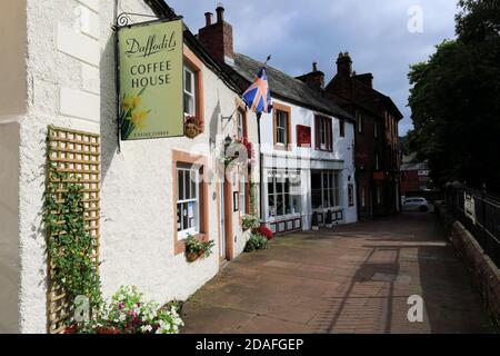Architektur und Geschäfte in St Andrews Centre, St Andrews Church, Penrith town, Cumbria, England, UK Stockfoto