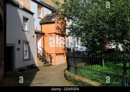 Architektur und Geschäfte in St Andrews Centre, St Andrews Church, Penrith town, Cumbria, England, UK Stockfoto