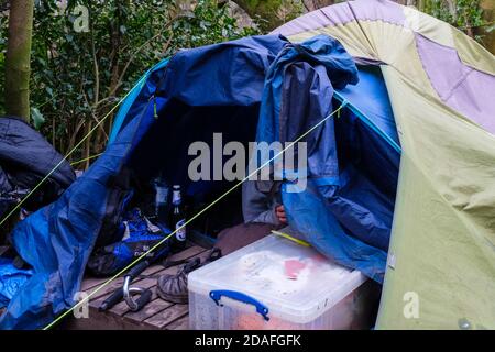 Das Pop-up-Zelt einer ehemaligen Marine, die obdachlos war und auf abgeschiedenem Müllhund in Sheffield schlecht schlief. Stockfoto