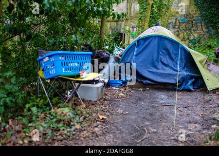 Das Pop-up-Zelt einer ehemaligen Marine, die obdachlos war und auf abgeschiedenem Müllhund in Sheffield schlecht schlief. Stockfoto