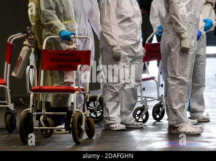 Prag, Tschechische Republik. November 2020. Medizinische Fachkräfte erhalten am 12. November 2020 Patienten, die mit dem Coronavirus infiziert sind, vom Krankenhaus Benesov in das Universitätskrankenhaus Motol in Prag, Tschechische Republik. Das Krankenhaus in Benesov ist am Rande der Kapazitätsmöglichkeiten. Deshalb wurden zehn beatmete Patienten mit dem Atego-Spezialnotfahrzeug in das Universitätsklinikum Motol transportiert. Kredit: Roman Vondrous/CTK Foto/Alamy Live Nachrichten Stockfoto