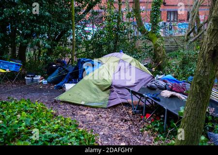 Das Pop-up-Zelt einer ehemaligen Marine, die obdachlos war und auf abgeschiedenem Müllhund in Sheffield schlecht schlief. Stockfoto