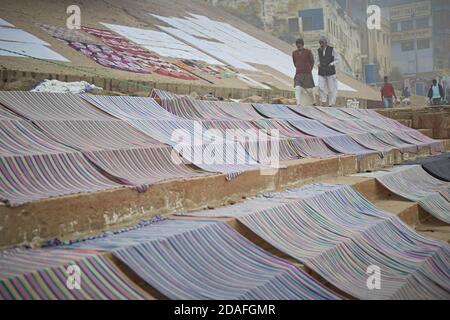 Varanasi, Indien, Dezember 2015. Kleidung hängend Trocknen in einem Ghat. Stockfoto