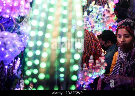 Mumbai, Indien. November 2020. Die Menschen schauen auf elektrische Lichter auf einem Markt vor Diwali, dem hinduistischen Festival der Lichter, inmitten der Verbreitung der COVID-19 in Mumbai, Indien, am 12. November 2020. Quelle: Fariha Farooqui/Xinhua/Alamy Live News Stockfoto