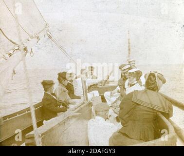 Antikes Foto, „auf dem Segelboot Henrietta auf gutem Grund, Long Island auf Shinnecock Bay am 4. Juli 1897.“ QUELLE: ORIGINALFOTO Stockfoto