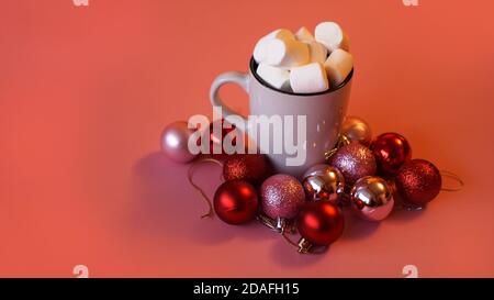 Trendy Weihnachten Hintergrund von heißer Schokolade mit Marshmallow, mit Kugeln auf rosa verziert Stockfoto