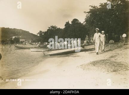 Antikes c1910 Foto, US Navy Segler mit Booten "am Strand entlang" in Culebra, Puerto Rico. QUELLE: ORIGINALFOTO Stockfoto