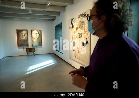 Madrid, Spanien; 12/11/2020.- Oscar Hormigos Direktor der Entwicklung der Solo-Sammlung. Der deutsche Künstler Mario Klingemann, einer der größten Referenzen in der zeitgenössischen Kunst mit künstlicher Intelligenz, präsentiert im Museum 'Espacio SOLO' im Rahmen der Ausstellung 'Still Human' ein Werk, das mit künstlicher Intelligenz unter Beteiligung des Betrachters arbeitet, Die Arbeit schreibt Sätze gewidmet jedem Besucher, der derjenige, der schließlich die Arbeit durch Liegen vor dem Panel abgeschlossen ist. Ein weiteres Stück (Bild) "Erinnerungen von Passanten I", ein Werk, das ephemere Porträts in echtem tim malt Stockfoto