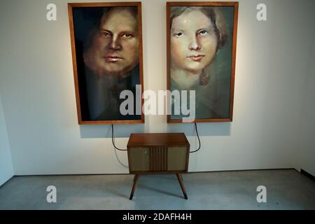 Madrid, Spanien; 12/11/2020.- der deutsche Künstler Mario Klingemann, einer der größten Referenzen in der zeitgenössischen Kunst mit künstlicher Intelligenz, präsentiert im Museum 'Espacio SOLO' im Rahmen der Ausstellung 'Still Human' ein Werk, das mit künstlicher Intelligenz arbeitet, unter Beteiligung des Zuschauers, Das Werk schreibt Sätze, die jedem Besucher gewidmet sind, der das Werk schließlich vollendet, indem er sich vor dem Panel zurücklehnet.ein weiteres Stück (Bild) "Erinnerungen von Passanten I", ein Werk, das ephemere Porträts in Echtzeit malt, die von der Maschine nach einem Lernprozess von den Großen geschaffen wurden Stockfoto