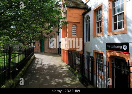 Architektur und Geschäfte in St Andrews Centre, St Andrews Church, Penrith town, Cumbria, England, UK Stockfoto