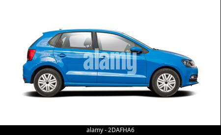 Blau VW Polo Heckklappe Auto isoliert auf weißem Hintergrund Stockfoto